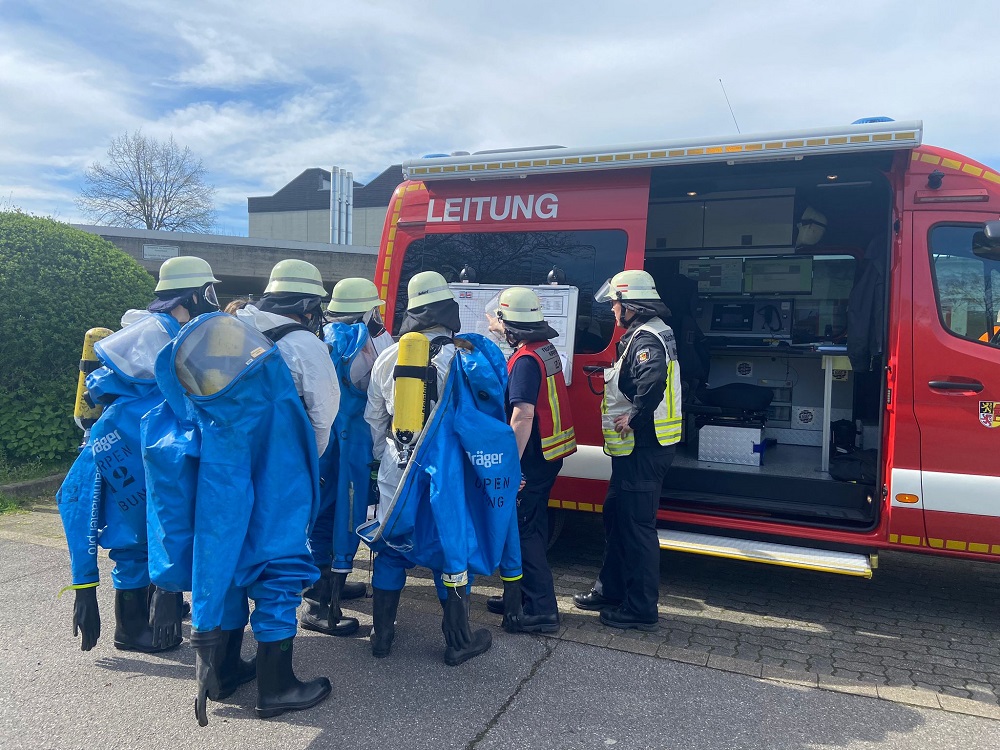 einsatzuebung-des-umweltzuges-der-feuerwehr-kerpen