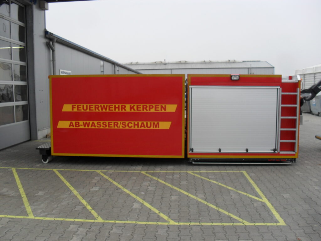 Wechselladerfahrzeug 2 mit Abrollbehälter Wasser/Schaum